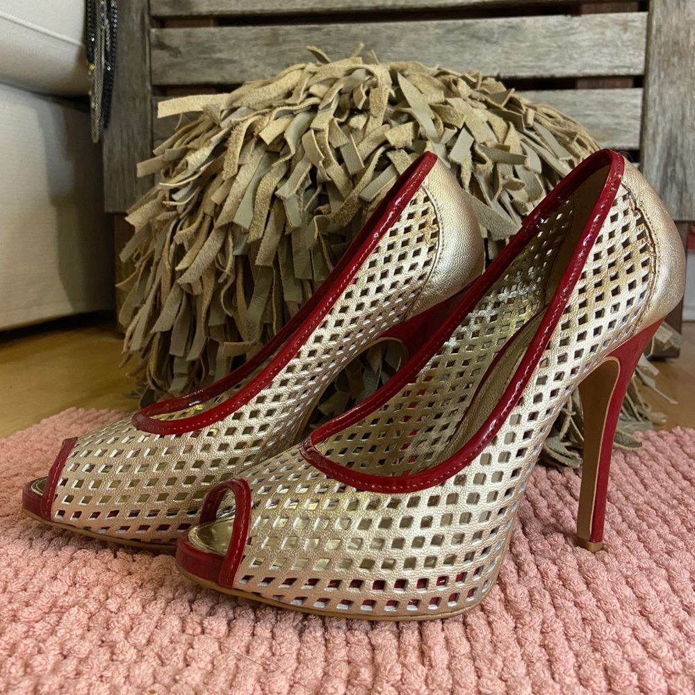 Red & gold leather heels sz 7 excellent condition